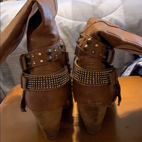 Boots - Picture 3 of 4